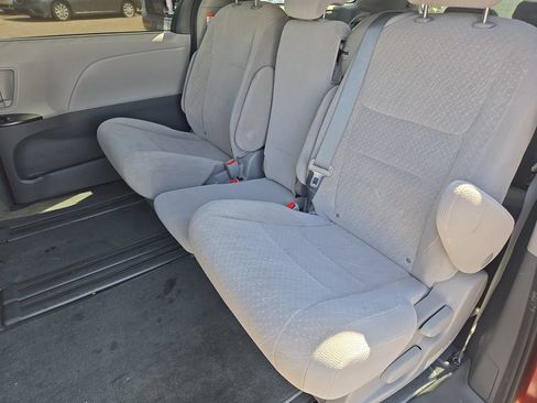 Used 2020 Toyota Sienna LE w/ Carpet Mat Package FWD image 19
