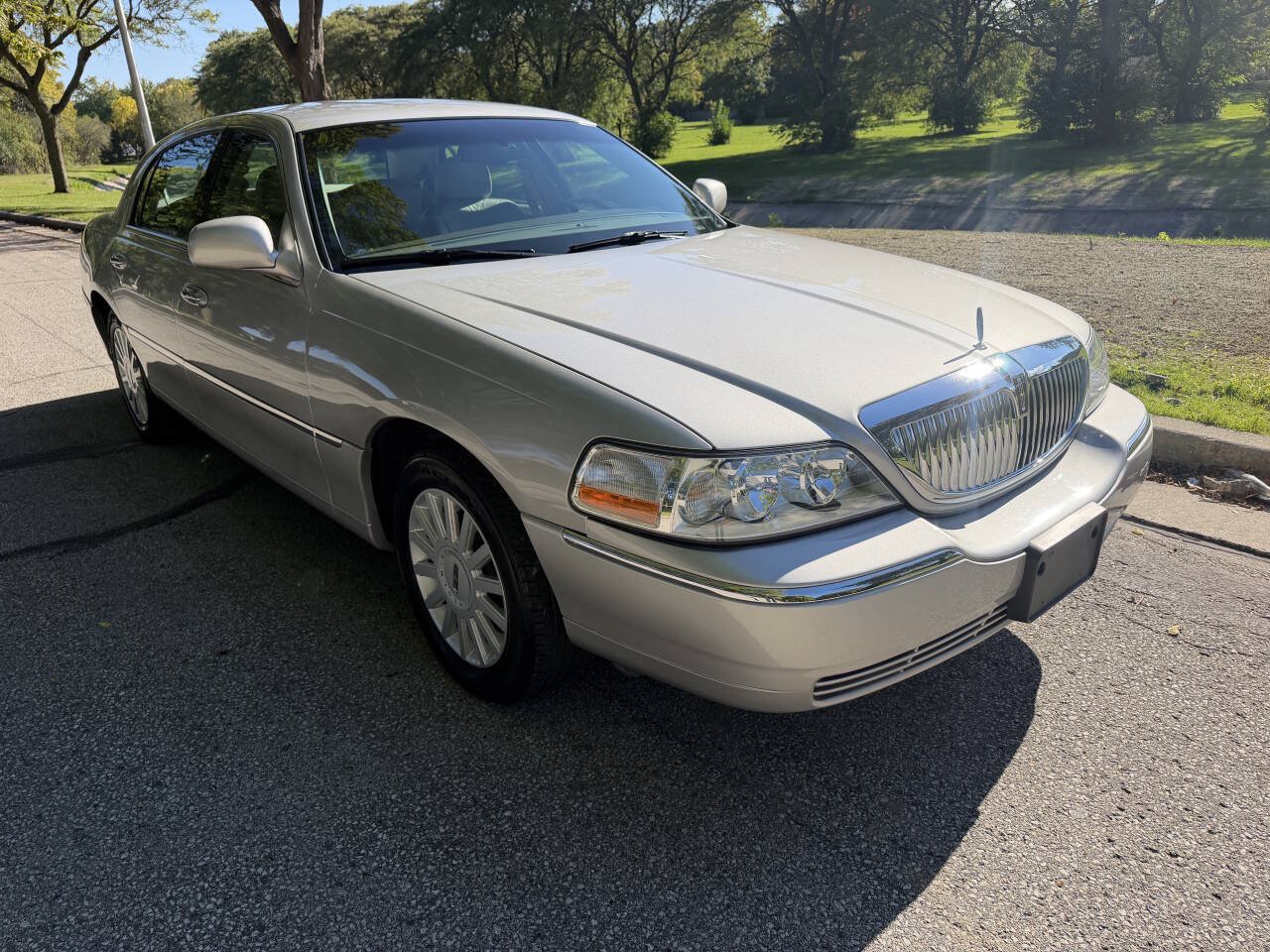 Used 2005 Lincoln Town Car Signature RWD image 7
