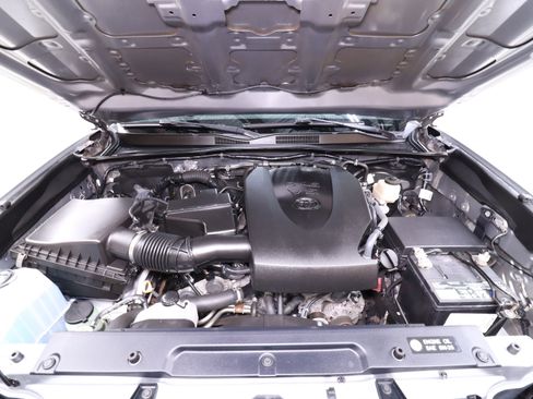 Used 2018 Toyota Tacoma SR image 26