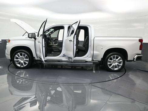 Used 2025 Chevrolet Silverado 1500 High Country w/ High Country Premium Package AWD/4WD image 33