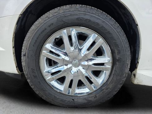 Used 2009 Chrysler Town & Country Limited w/ Entertainment Group #3 FWD image 11