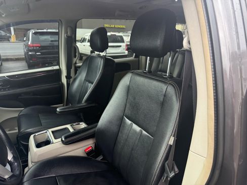 Used 2015 Chrysler Town & Country Touring image 18