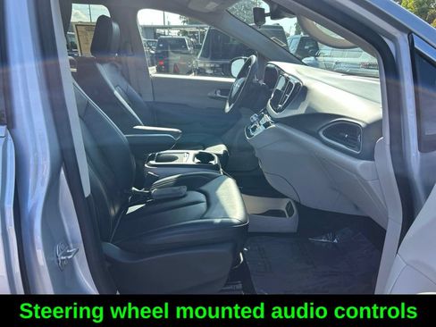 Used 2024 Chrysler Pacifica Touring-L FWD image 22