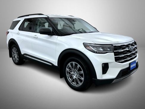 Used 2025 Ford Explorer Active w/ Active Comfort Package AWD/4WD image 3