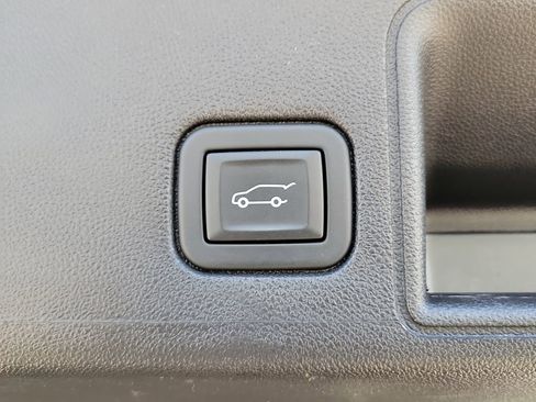 Used 2024 GMC Terrain SLT image 9