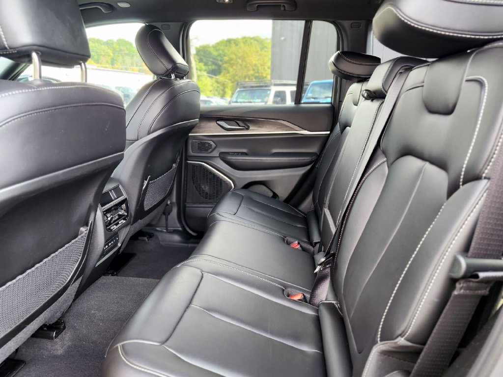 Used 2026 Jeep Grand Cherokee Limited AWD/4WD image 16