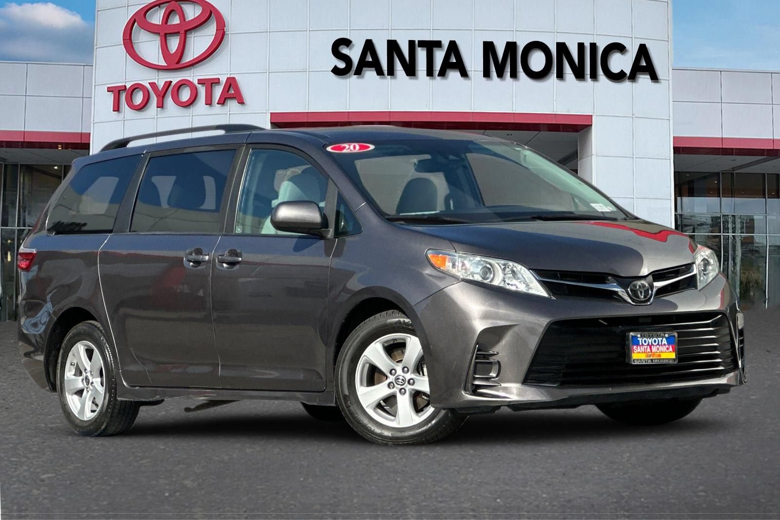 Used 2020 Toyota Sienna LE w/ Carpet Mat Package FWD image 2