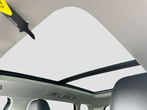 New 2025 Volkswagen Taos SE image 17