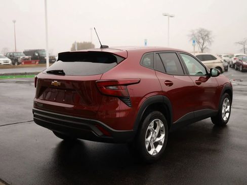 Used 2024 Chevrolet Trax LS w/ LS Convenience Package FWD image 5