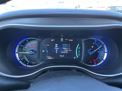 Used 2022 Chrysler Pacifica Touring-L w/ Uconnect Theater Family Group FWD image 11