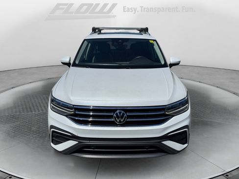 Used 2023 Volkswagen Tiguan SE w/ Panoramic Sunroof Package FWD image 3