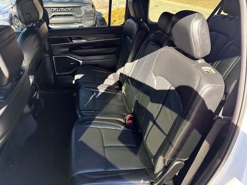 Used 2024 Jeep Wagoneer L Series II w/ Flexible Seating Group AWD/4WD image 13