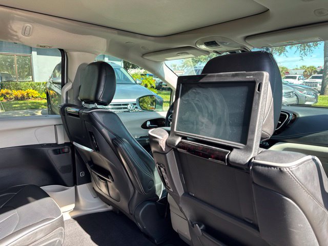Used 2022 Chrysler Pacifica Limited w/ Uconnect Theater Family Group FWD image 14