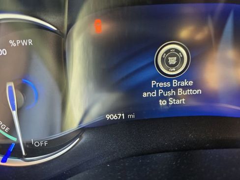 Used 2022 Chrysler Pacifica Limited w/ Uconnect Theater Family Group FWD image 2