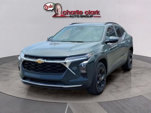 Used 2025 Chevrolet Trax LT FWD image 1