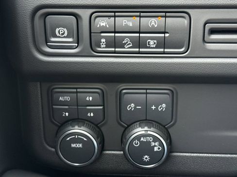 Used 2024 Chevrolet Tahoe Z71 w/ Luxury Package image 28