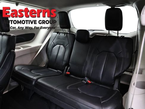 Used 2023 Chrysler Pacifica Touring-L FWD image 26