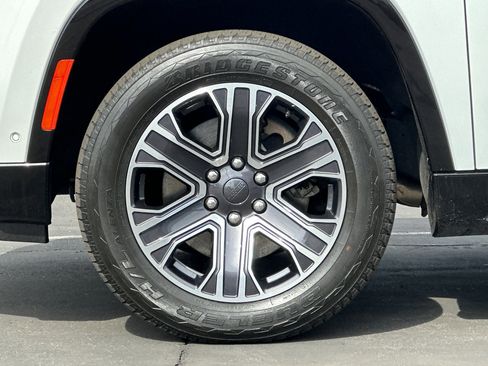 Used 2024 Jeep Wagoneer Series II w/ Flexible Seating Group RWD image 28