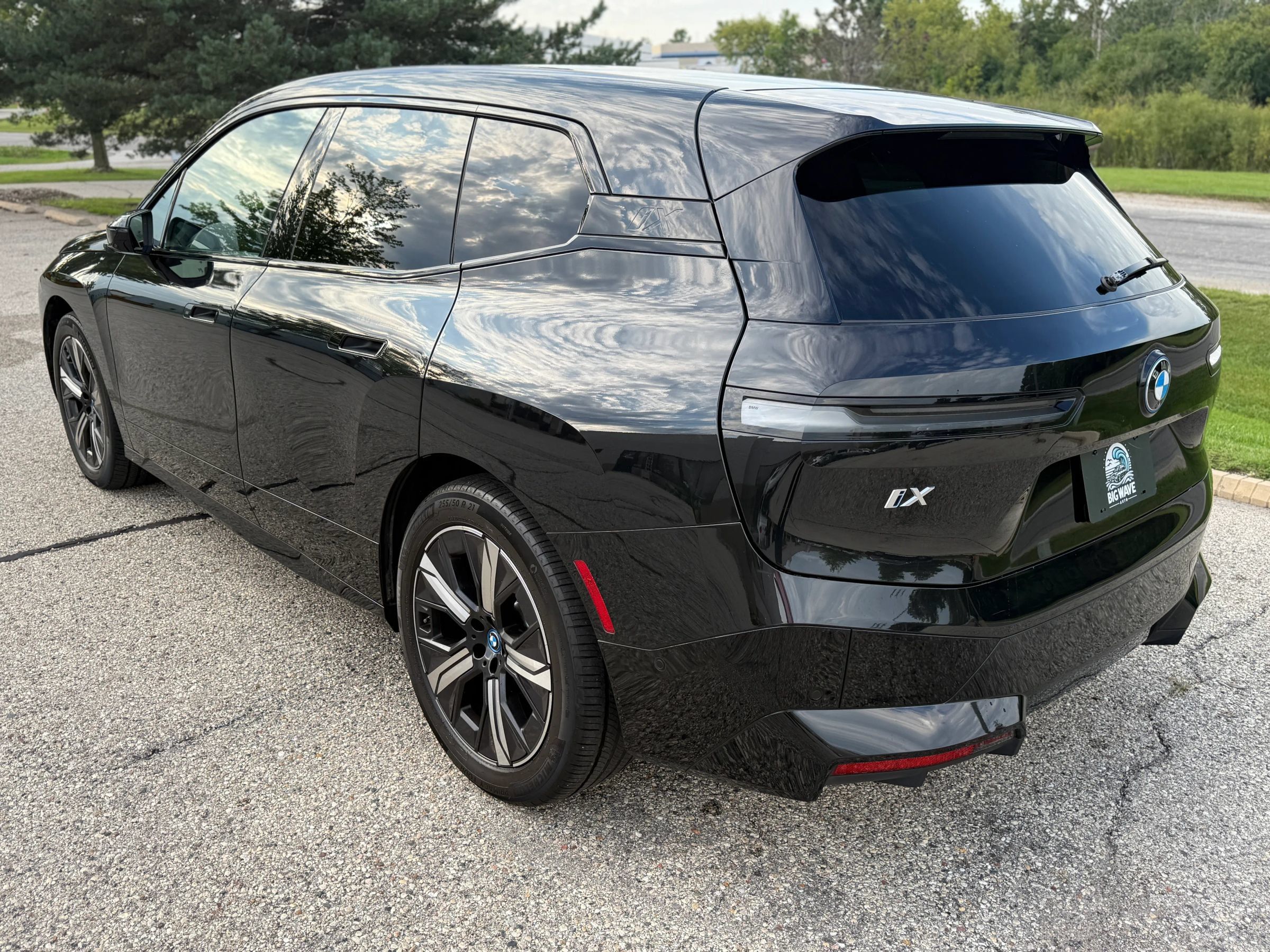 Used 2024 BMW iX xDrive50 w/ Premium Package AWD/4WD image 3