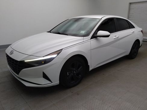 Used 2022 Hyundai Elantra SEL w/ Convenience Package FWD image 2