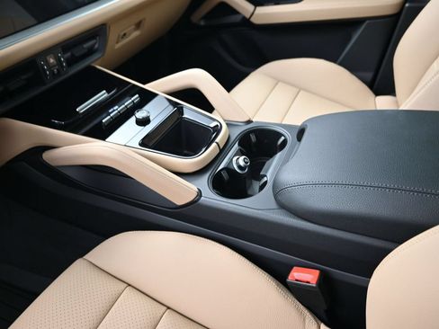 Certified 2026 Porsche Cayenne AWD/4WD image 21