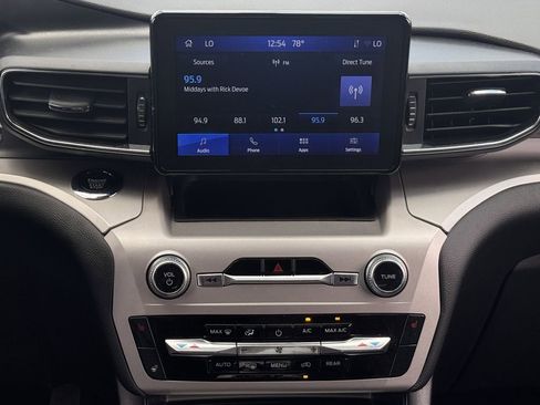 Used 2022 Ford Explorer XLT w/ Equipment Group 202A image 17