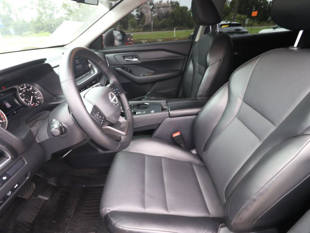 Used 2025 Nissan Rogue SV w/ SV Premium Package FWD image 2