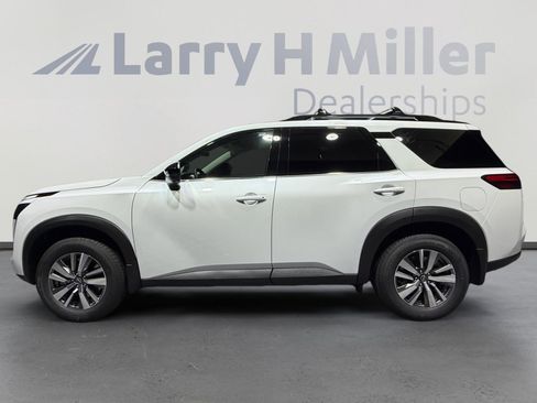 New 2026 Nissan Pathfinder SL image 2