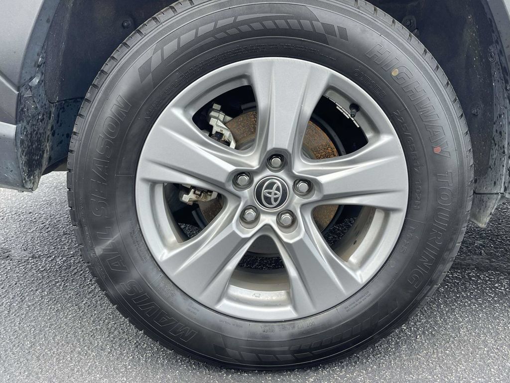 Used 2025 Toyota RAV4 LE AWD/4WD image 8