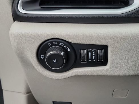 Used 2023 Chrysler Pacifica Touring-L image 6