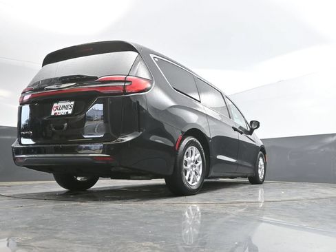 Used 2024 Chrysler Pacifica Touring-L FWD image 37