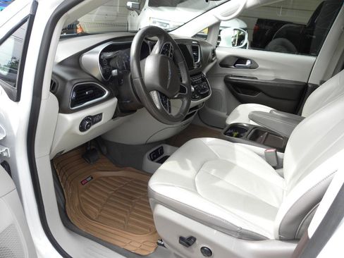 Used 2018 Chrysler Pacifica Touring-L w/ Advanced Safetytec Group FWD image 15