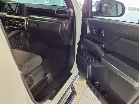Used 2025 Toyota Tacoma SR5 AWD/4WD image 28