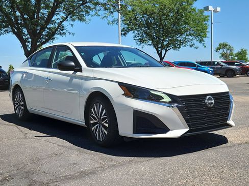 Used 2025 Nissan Altima 2.5 SV FWD image 7