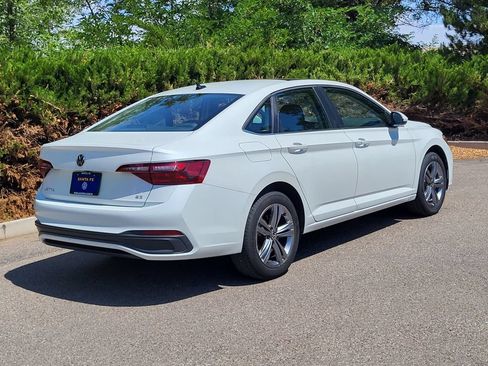 Used 2023 Volkswagen Jetta SE FWD image 5