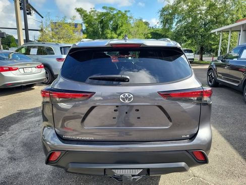 Used 2024 Toyota Highlander XLE FWD image 9