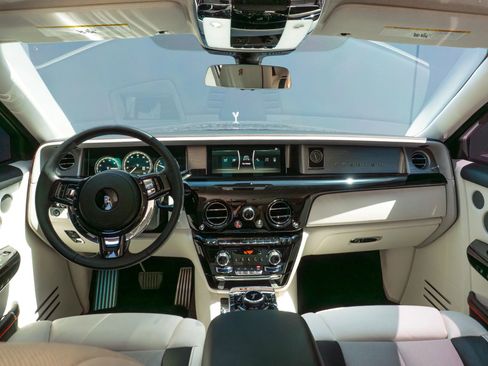 Used 2024 Rolls-Royce Phantom Sedan w/ The Phantom Package RWD image 17