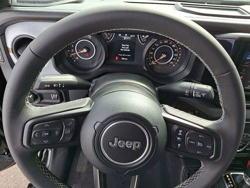 Used 2025 Jeep Gladiator Sport image 22