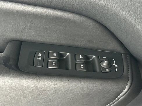 Used 2025 Volvo XC60 B5 Plus image 12