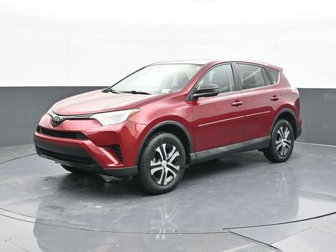 Used 2018 Toyota RAV4 LE image 4
