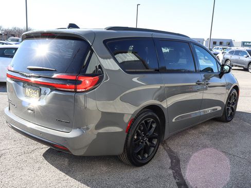 Used 2025 Chrysler Pacifica Limited image 4