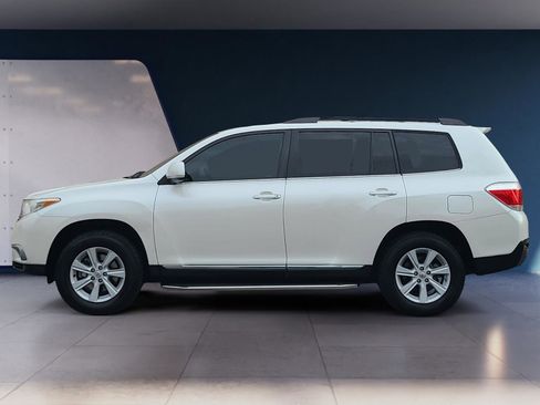 Used 2013 Toyota Highlander SE FWD image 2