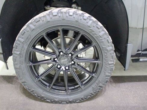 Used 2022 Chevrolet Silverado 1500 High Country w/ Technology Package image 18