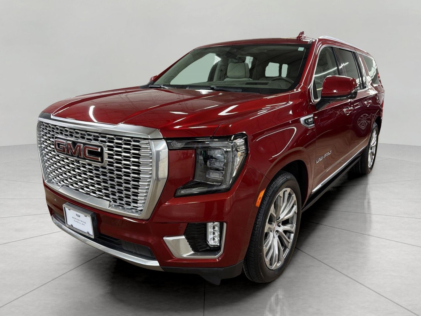 Used 2021 GMC Yukon XL Denali w/ Denali Premium Package AWD/4WD image 4