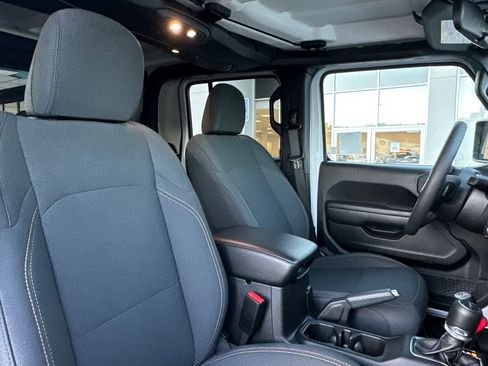 Used 2024 Jeep Gladiator Sport image 30