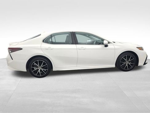 Used 2024 Toyota Camry SE image 4