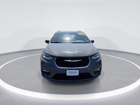 Used 2022 Chrysler Pacifica Touring-L FWD image 3