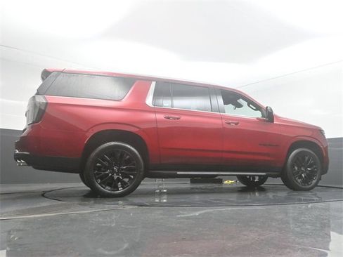 New 2025 Chevrolet Suburban Premier image 31