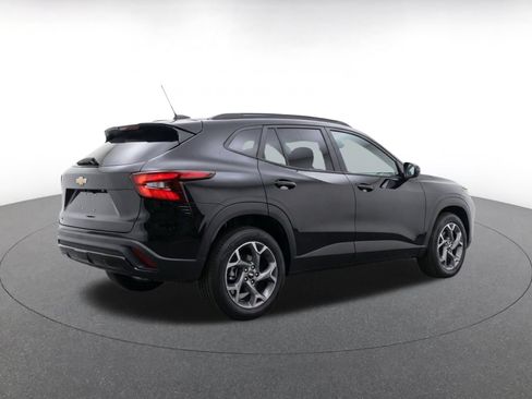 Used 2025 Chevrolet Trax LT w/ LT Convenience Package FWD image 9