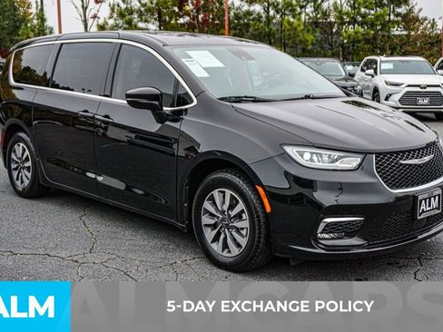 Used 2024 Chrysler Pacifica Select image 4